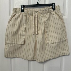 Creme draw string shorts worn once (60% cotton, 40%polyester)